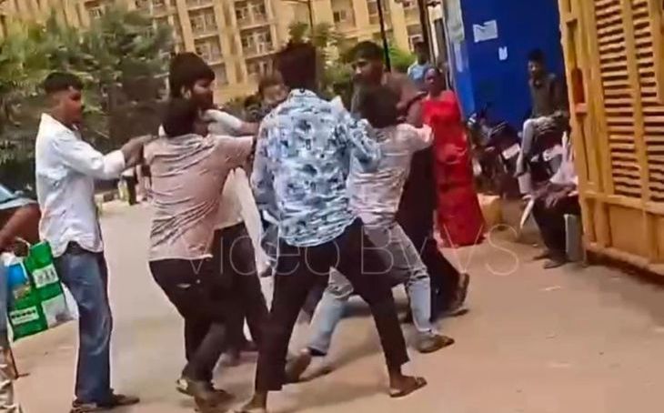ग्वालियर के एक हजार बिस्तर अस्पताल के बाहर युवकों के दो गुटों में खूनी संघर्ष, वायरल हुआ वीडियो