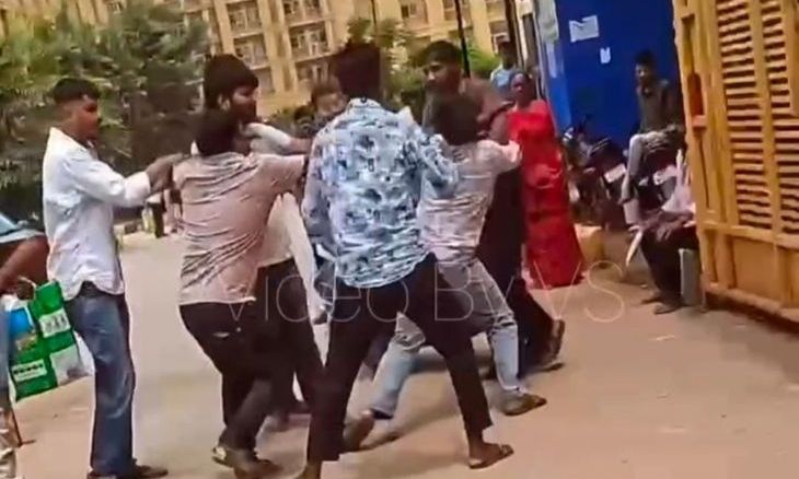 ग्वालियर के एक हजार बिस्तर अस्पताल के बाहर युवकों के दो गुटों में खूनी संघर्ष, वायरल हुआ वीडियो