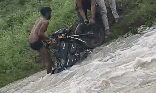 शिवपुरी में मूसलाधार बारिश से जनजीवन अस्त-व्यस्त, उफनती नदी में बहा युवक और खाट पर ले जाए गए बीमार बुजुर्ग