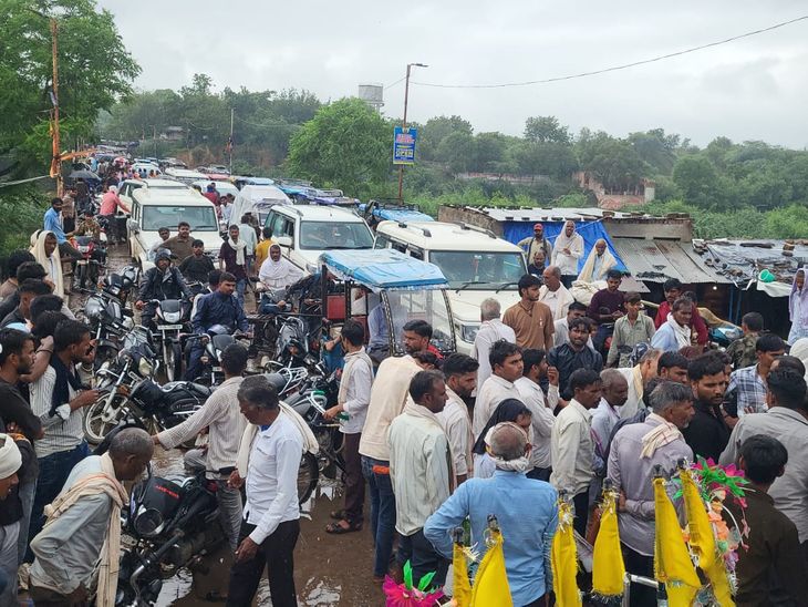 विजयपुर में खाद संकट गहराया: कुंवारी पुल पर किसानों का चक्काजाम, दो दिन से सुलग रहा है आक्रोश