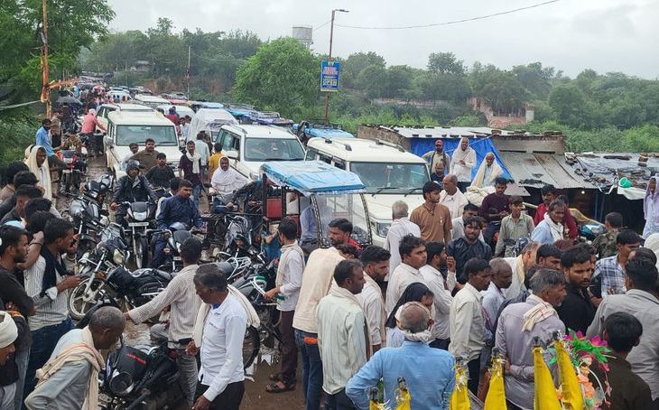 विजयपुर में खाद संकट गहराया: कुंवारी पुल पर किसानों का चक्काजाम, दो दिन से सुलग रहा है आक्रोश