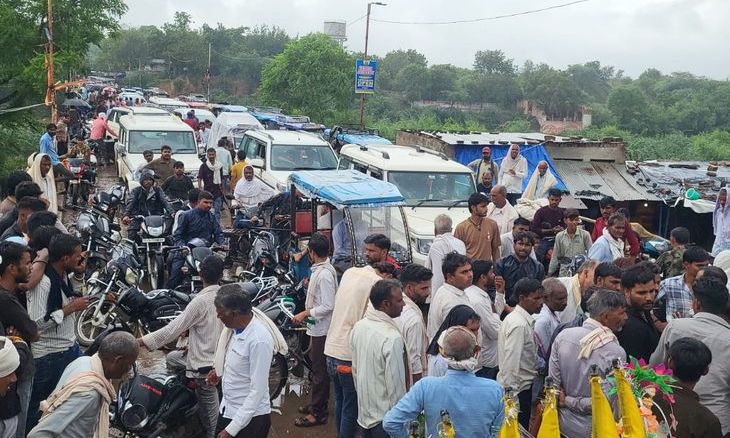 विजयपुर में खाद संकट गहराया: कुंवारी पुल पर किसानों का चक्काजाम, दो दिन से सुलग रहा है आक्रोश
