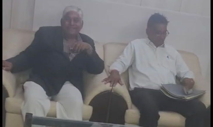 दतिया में वकीलों का प्रदर्शन: राजस्व न्यायालयों में लंबित मामलों के जल्द निपटारे की मांग