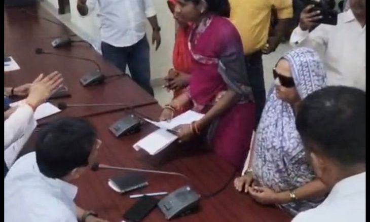 दतिया जनसुनवाई: महीनों से वेतन न मिलने पर नो-पार्किंग कर्मचारियों ने लगाई गुहार, कलेक्टर ने दिए जांच के आदेश