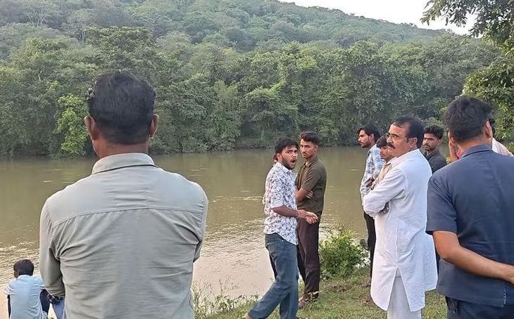 अशोकनगर के आमखो झरने में नहाते समय बहे दो किशोर, SDRF का सर्च ऑपरेशन जारी