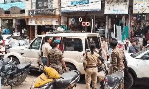 मुरैना के लोहिया बाजार के होटल में पुलिस की रेड, चार युवक-युवती और संचालक हिरासत में