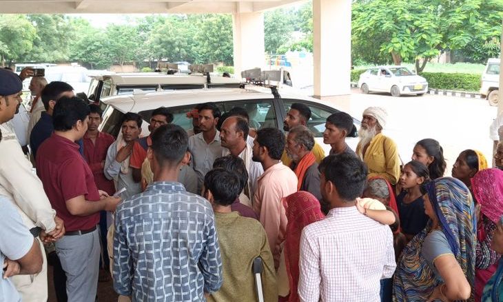 अशोकनगर: डेढ़ दशक से ट्रांसफार्मर की आस में ग्रामीण, बोले- डीपी लगवाओ तो बिजली बिल भी चुकाएंगे