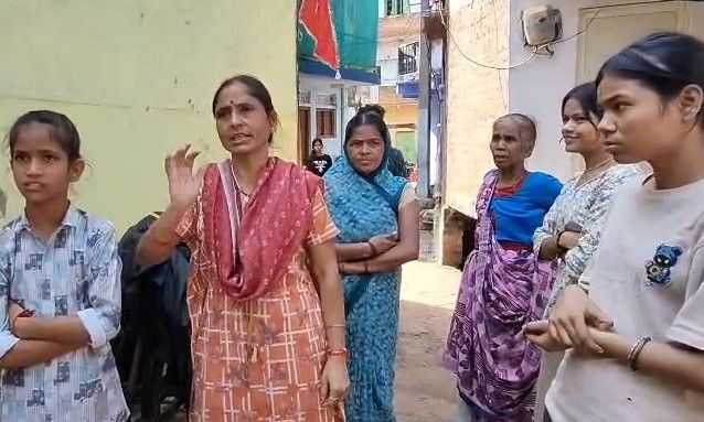 शिवपुरी के वार्ड-29 में फूटा महिलाओं का आक्रोश, टूटी सड़कों और अंधेरे को लेकर पार्षद पर लगाए गंभीर आरोप