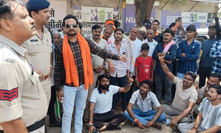 सबलगढ़ में खेतों की बाड़ पर करंट आने से दो गोवंश की मौत, आक्रोशित लोगों ने किया चक्काजाम