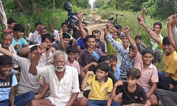 मुरैना के पोरसा में बदहाल सड़क को लेकर ग्रामीणों का प्रदर्शन दूसरे दिन भी जारी