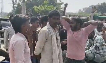 शिवपुरी में पांच दिन की बिजली कटौती से आक्रोशित ग्रामीणों का चक्काजाम