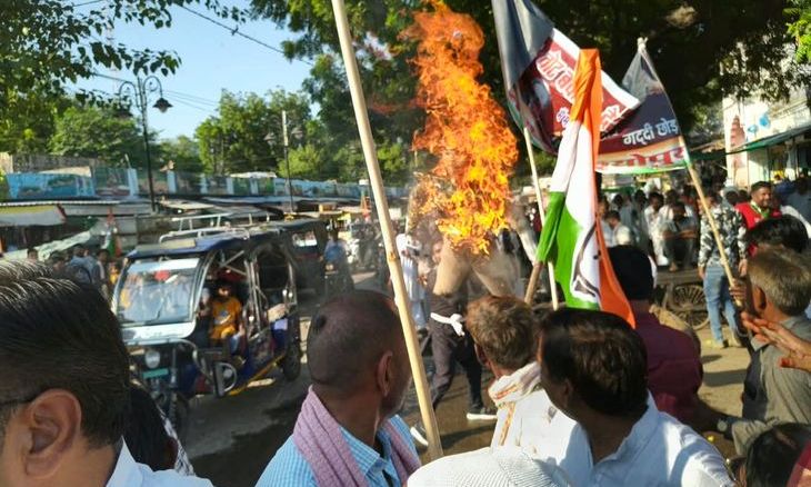 श्योपुर में कांग्रेस और इंडिया गठबंधन का प्रदर्शन, मुख्य चुनाव आयुक्त का फूंका पुतला