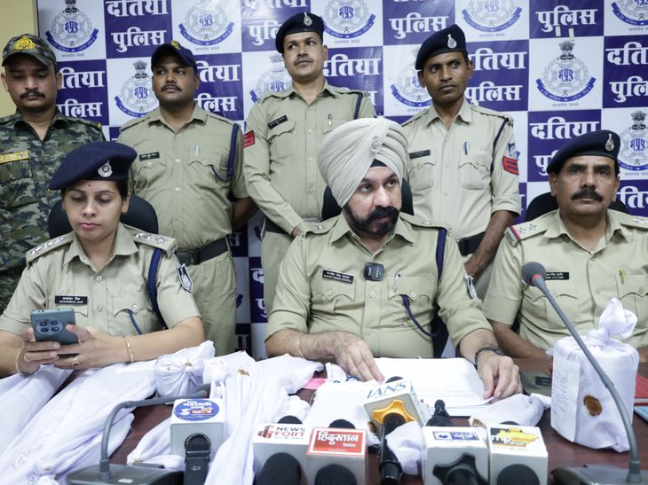 ग्वालियर-चंबल अंचल में कार्रवाई: दतिया में अवैध शस्त्र निर्माण इकाई का पर्दाफाश, भारी मात्रा में हथियार और कारतूस जब्त