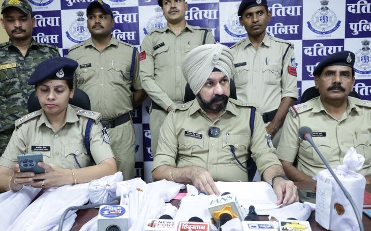 ग्वालियर-चंबल अंचल में कार्रवाई: दतिया में अवैध शस्त्र निर्माण इकाई का पर्दाफाश, भारी मात्रा में हथियार और कारतूस जब्त