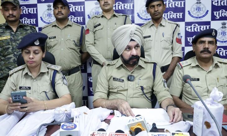 ग्वालियर-चंबल अंचल में कार्रवाई: दतिया में अवैध शस्त्र निर्माण इकाई का पर्दाफाश, भारी मात्रा में हथियार और कारतूस जब्त