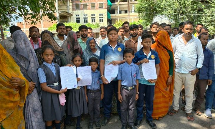 दतिया में मर्डर केस की निष्पक्ष जांच की मांग को लेकर एसपी दफ्तर पहुंचे ग्रामीण, स्कूली बच्चे भी हुए शामिल