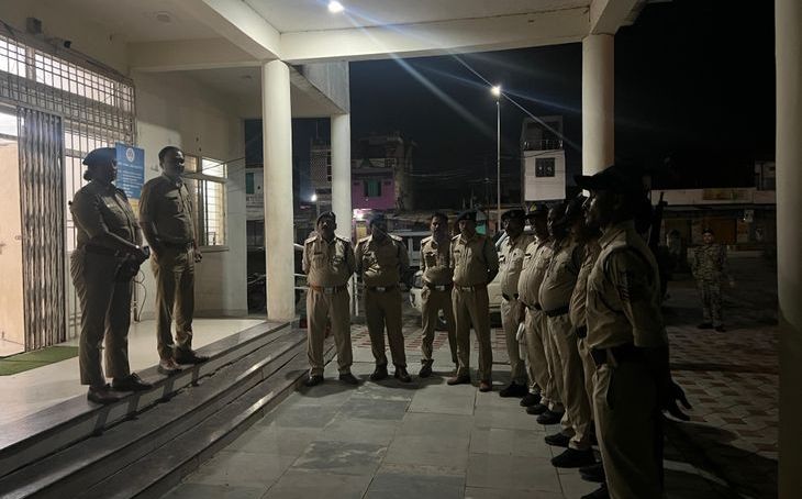 दतिया में पुलिस का बड़ा नाइट ऑपरेशन: 9 स्थाई वारंटी गिरफ्तार, 129 गुंडों और 60 हिस्ट्रीशीटरों के ठिकानों पर दबिश