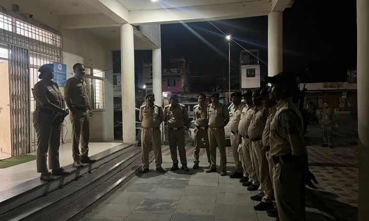 दतिया में पुलिस का बड़ा नाइट ऑपरेशन: 9 स्थाई वारंटी गिरफ्तार, 129 गुंडों और 60 हिस्ट्रीशीटरों के ठिकानों पर दबिश