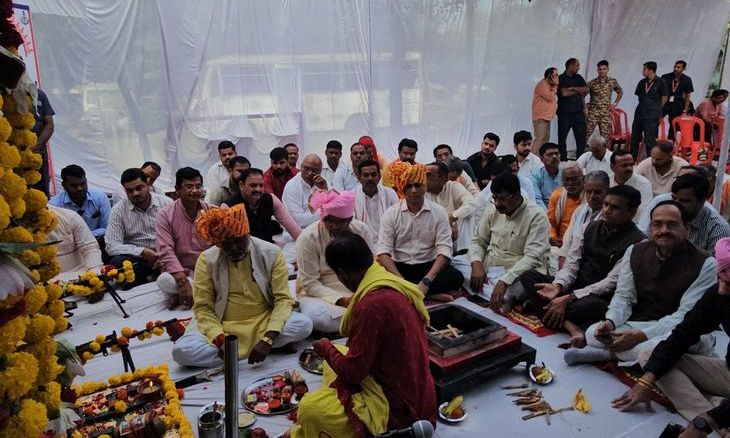 दतिया पुलिस लाइन में विजयादशमी पर हुआ शस्त्र पूजन, कलेक्टर और एसपी ने की विधि-विधान से पूजा