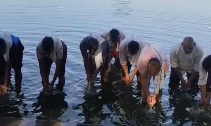 दतिया में पितृ मोक्ष अमावस्या पर उमड़े श्रद्धालु, जलाशयों पर किया पिंडदान और तर्पण