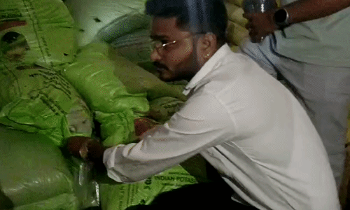 मुरैना में नकली डीएपी खाद मिलने का शक, किसानों ने जीगनी सोसायटी पर किया हंगामा