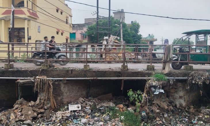 सबलगढ़ में पुल के पिलर क्षतिग्रस्त, बड़े हादसे का डर; मरम्मत की मांग तेज