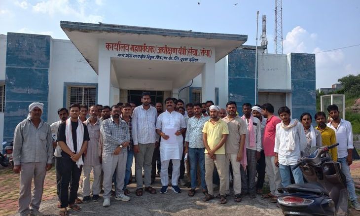भांडेर के छह गांवों में गहराया बिजली संकट, ग्रामीणों ने डीई को सौंपा ज्ञापन