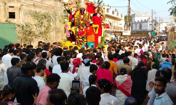 शिवपुरी और करैरा में निकला मां काली का विसर्जन जुलूस, कंधों पर प्रतिमा उठाकर चले भक्त
