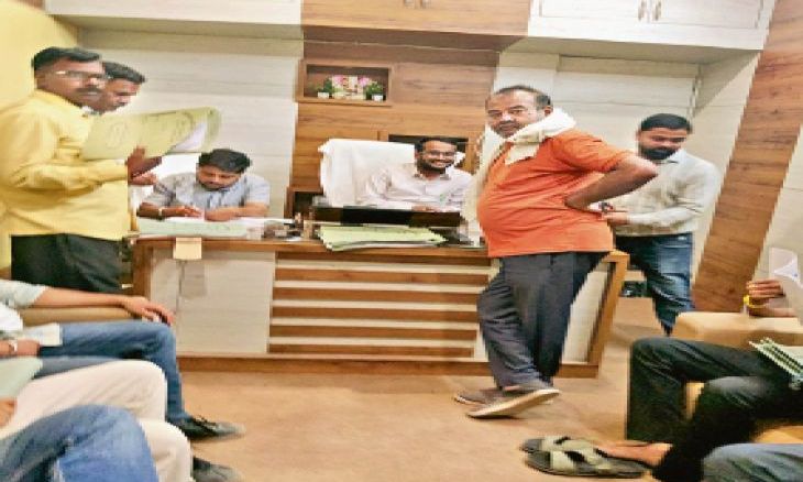 डबरा नगर पालिका में महिला जनप्रतिनिधियों के अधिकार कागजों तक सीमित, कुर्सियों पर दिख रहे परिजन