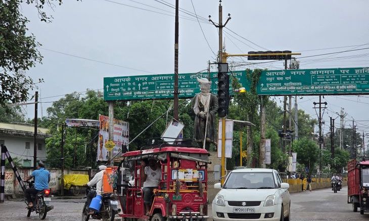 डबरा में डेढ़ महीने से हांफ रही ट्रैफिक व्यवस्था, मुख्य चौराहे पर सिग्नल बंद होने से लग रहा जाम