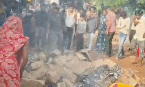 शिवपुरी में महिलाओं का फूटा गुस्सा: अवैध शराब की पेटियां जलाईं, सड़क पर बहाई कच्ची शराब