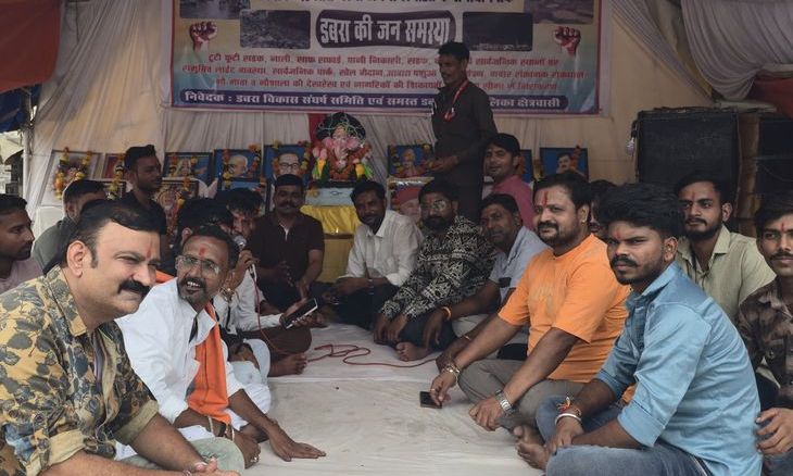 डबरा में नपा के बाहर प्रदर्शन पांचवें दिन भी जारी, गणेश प्रतिमा स्थापित कर की गई आरती