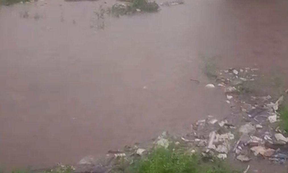 मेहराब साहब की तलैया कब्रिस्तान में नाले का गंदा पानी भरने से बढ़ी परेशानी