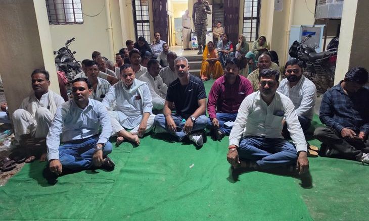डबरा नगर पालिका में पीआईसी बैठक के दौरान हंगामा, तालाबंदी के बाद थाने में चार घंटे तक चला धरना