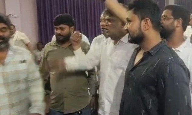 मुरैना नगर निगम सदन में तीखा हंगामा, फर्जी हस्ताक्षर के विवाद और नारों के बीच बैठक स्थगित