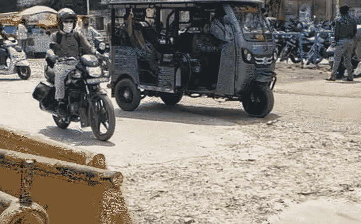 महाराजबाड़ा से कंपू मार्ग के गड्ढे और कीचड़ ने बढ़ाई मुसीबत, उच्च न्यायालय में होगी सुनवाई