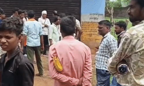 शिवपुरी के रिजौदा गांव में राशन न मिलने पर हंगामा, सेल्समैन दुकान छोड़कर भागा