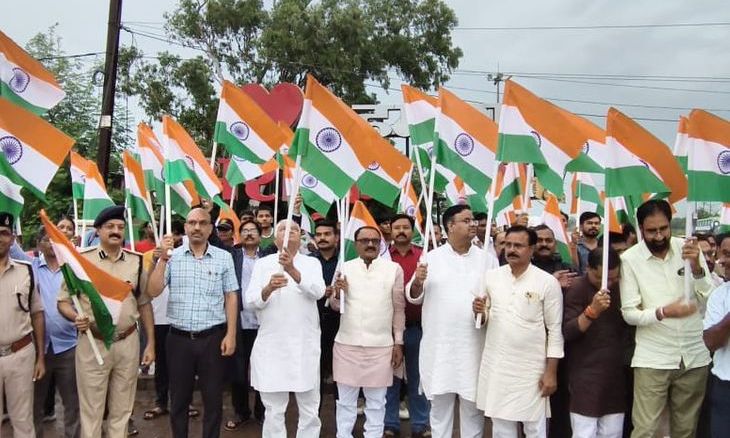 अशोकनगर में प्रभारी मंत्री राकेश शुक्ला ने की 'हर घर तिरंगा अभियान' की शुरुआत, निकाली गई तिरंगा यात्रा