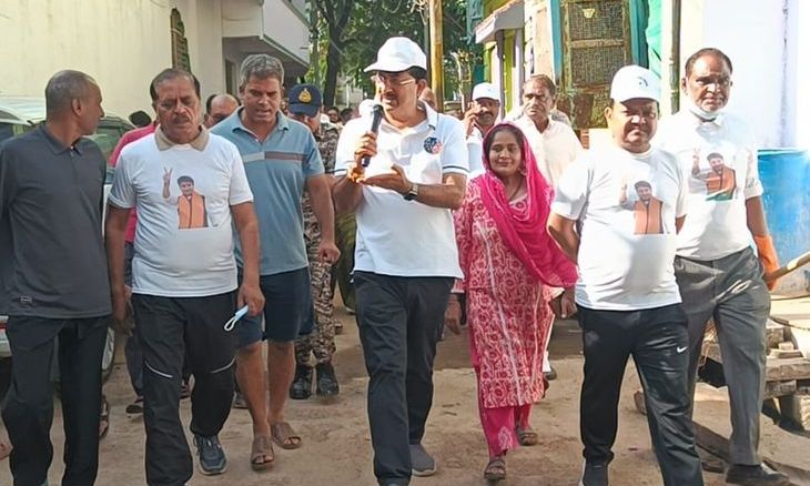 गुना में कलेक्टर के दौरे पर सड़क पर मिला अतिक्रमण, जुर्माने की रसीद पर हुआ जमकर हंगामा