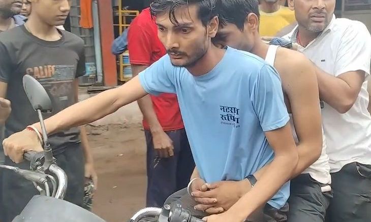 शिवपुरी के झांसी तिराहे पर खूनी संघर्ष: लोडिंग वाहन चालक पर मिर्ची झोंककर चाकू से हमला, सीसीटीवी में कैद हुई वारदात