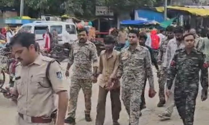 उनाव में युवक को धमकाने वाले पांच आरोपी गिरफ्तार, पुलिस ने बाजार में निकाला जुलूस