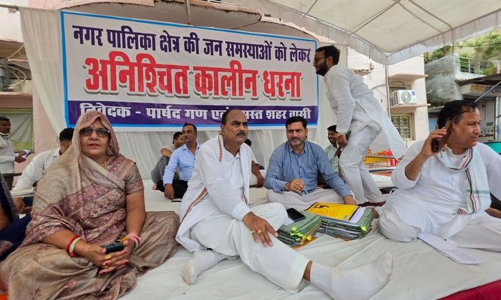 डबरा नगर पालिका में सियासी घमासान: उपाध्यक्ष और पार्षदों ने अध्यक्ष के खिलाफ खोला मोर्चा, मुख्य गेट पर दिया धरना