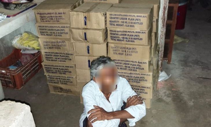 भिंड में अवैध शराब का बड़ा जखीरा बरामद, बुजुर्ग तस्कर गिरफ्तार