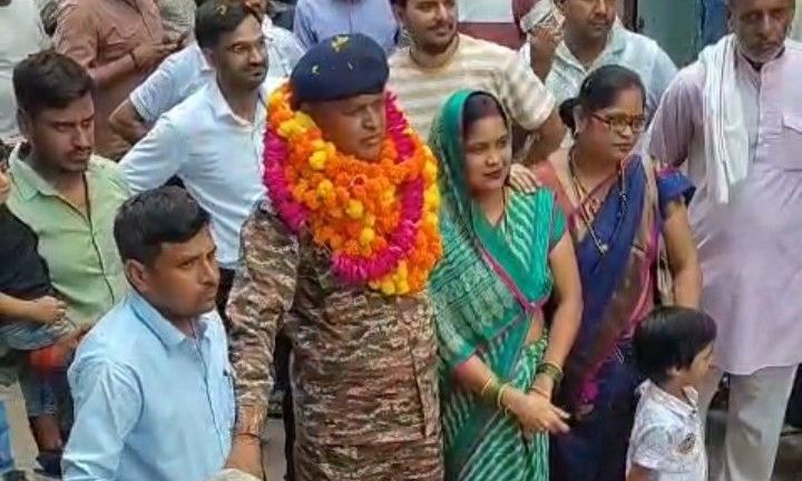 मुरैना: 41 साल से अधिक की सेवा के बाद सीआरपीएफ इंस्पेक्टर मनोज शर्मा का गृह नगर में जोरदार स्वागत