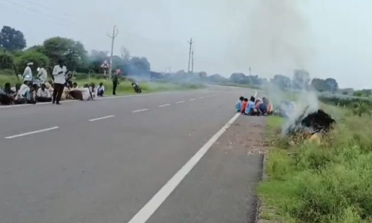 भिंड के दबोह में बदहाली की हद: रास्ते के अभाव में एनएच-552 पर करना पड़ा अंतिम संस्कार