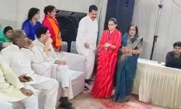 गुना में समरसता कार्यक्रम के दौरान कुर्सी विवाद: महिला विधायक और नपाध्यक्ष को नहीं मिली जगह, खुद लगानी पड़ी कुर्सी