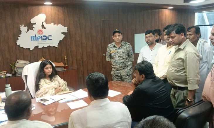 मालनपुर में दशकों पुराने जमीन अधिग्रहण के मामलों को लेकर एमपीआईडीसी एमडी से मिले प्रभावित ग्रामीण