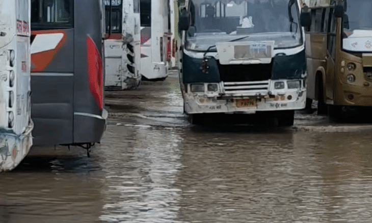 ग्वालियर बस स्टैंड बना जलभराव का अखाड़ा, पानी के बीच से गुजरने को मजबूर यात्री