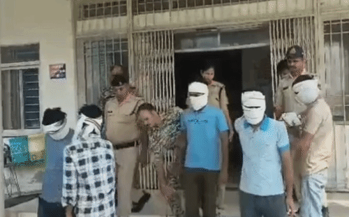 दतिया में पेट्रोल पंप लूटने की साजिश नाकाम, मंदिर परिसर से हथियार और कार के साथ पांच शातिर गिरफ्तार