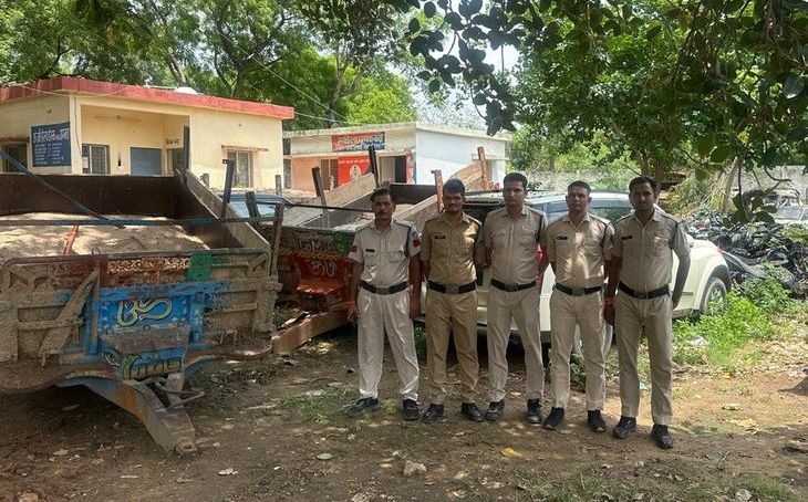 चंबल से अवैध रेत खनन: पुलिस को देखते ही भागे आरोपी, तीन ट्रैक्टर-ट्रॉली जब्त
